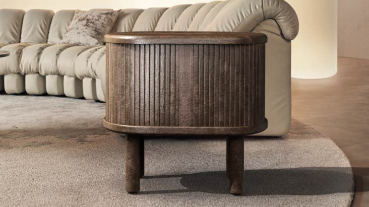 Un salon spacieux et épuré sans encombrement de câbles. Une petite table de chevet s’ouvre pour révéler le boîtier Zero Connect à l’intérieur. Le compartiment se ferme pour cacher le boîtier Zero Connect, montrant à quel point tout est visuellement ordonné grâce à la solution True Wireless de LG.