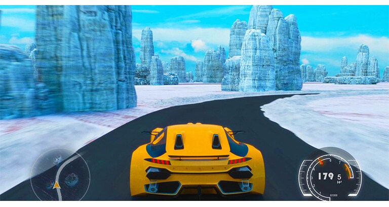 Une scène montre un jeu de course sur un écran de téléviseur (lire la vidéo).