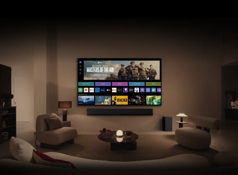 L’écran d’accueil de webOS 24 affiche les catégories Home Office, Jeu, Musique, Home Hub et Sport. Des recommandations personnalisées sont affichées au bas de l’écran sous l’intitulé « Suggestions pour vous. »