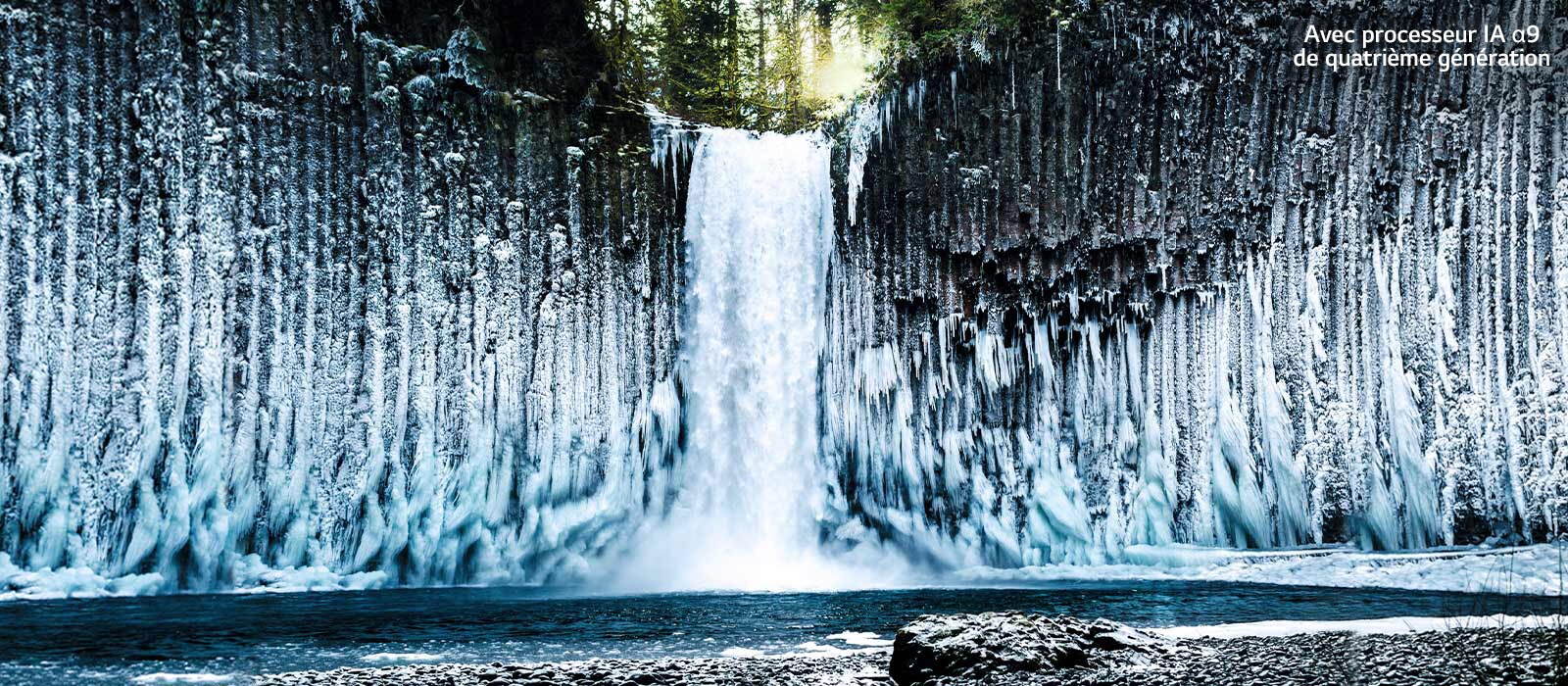 Comparaison avec curseur de la qualité d’image d’une chute d’eau gelée dans une forêt.