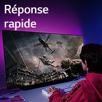 Une fille jouant à un jeu d’ordinateur avec un téléviseur grand écran affichant un soldat descendant d’un hélicoptère.