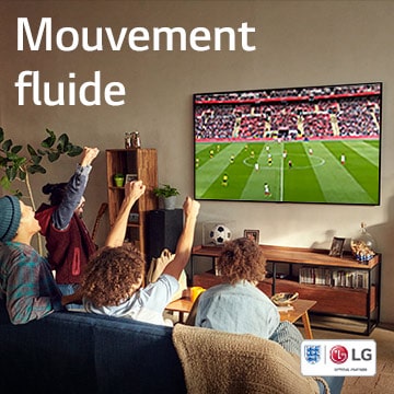Quatre personnes assises sur un canapé regardent un match de football dans un salon.
