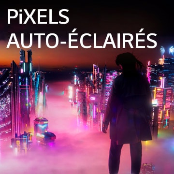 Une femme regarde un panorama urbain éclairé de néons colorés durant la nuit.