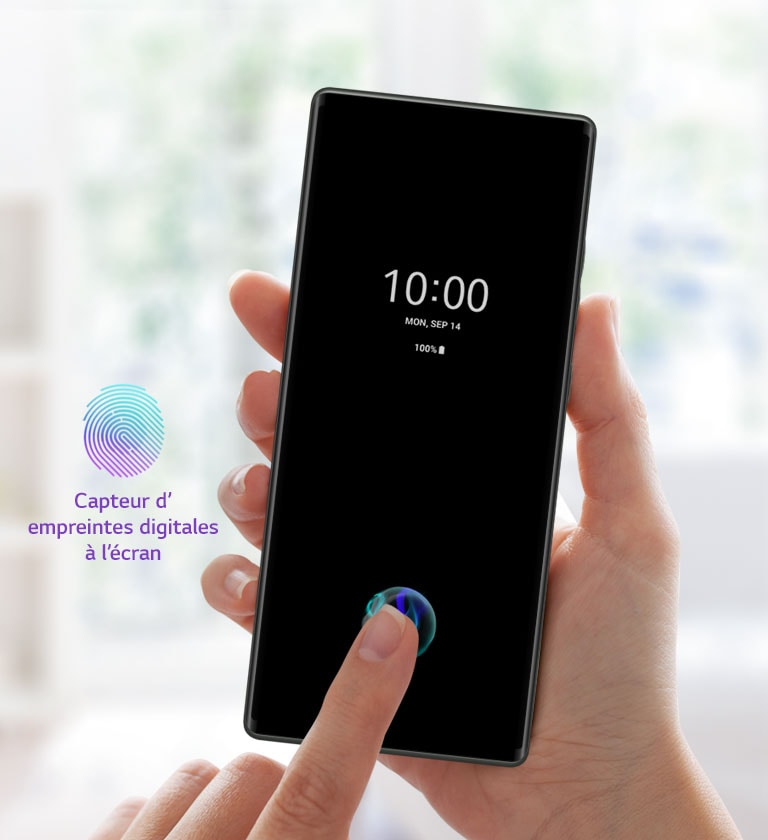 Femme déverrouillant l’icône du cadenas grâce à la reconnaissance d’empreintes digitales.
