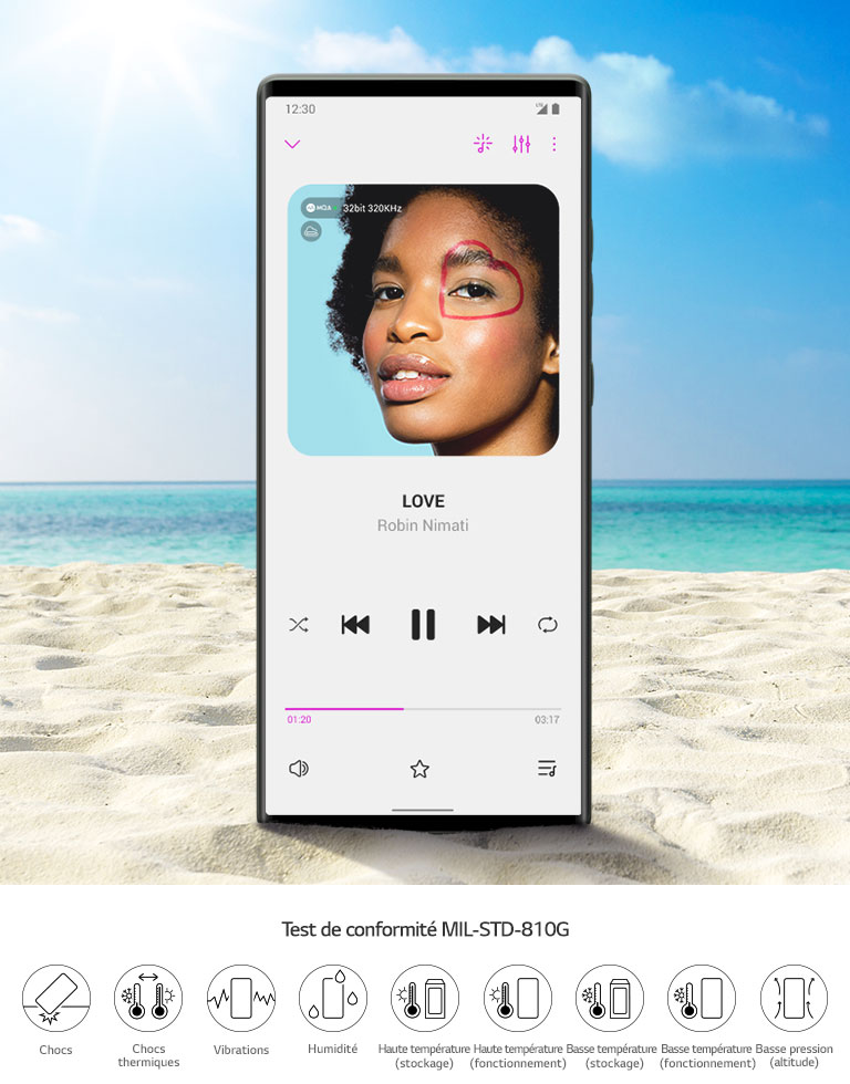 Un smartphone sur la plage, qui lit de la musique