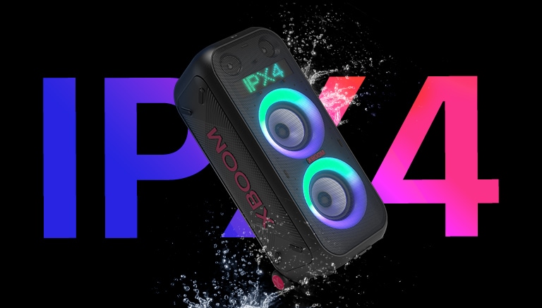 Vue diagonale du haut-parleur. De l'eau est pulvérisée sur le produit, afin de souligner l'indice IPX4. Le mot « IPX4 » est inscrit à l'arrière à des fins esthétiques.