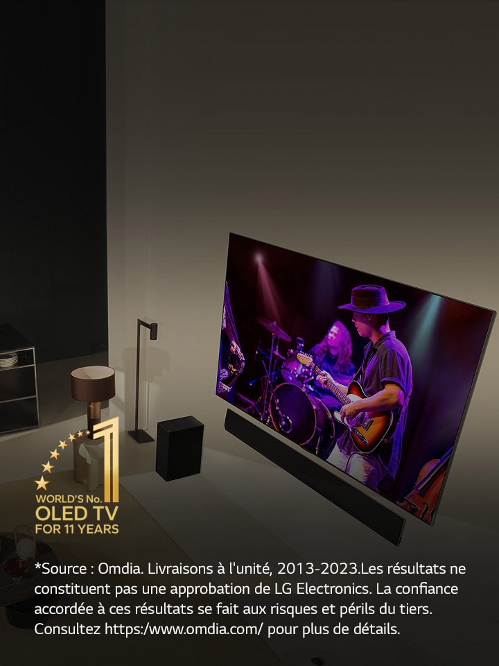 Une image du LG OLED evo G3 sur le mur d'un appartement moderne et insolite de New York City avec une scène nocturne romantique à l'écran.  Emblème du 10e anniversaire du World's No.1 OLED TV.