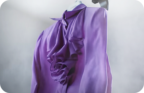 L'image montre une blouse violette et de la vapeur.