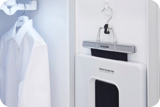 Cette image montre la fonction anti-froissage pour les pantalons.