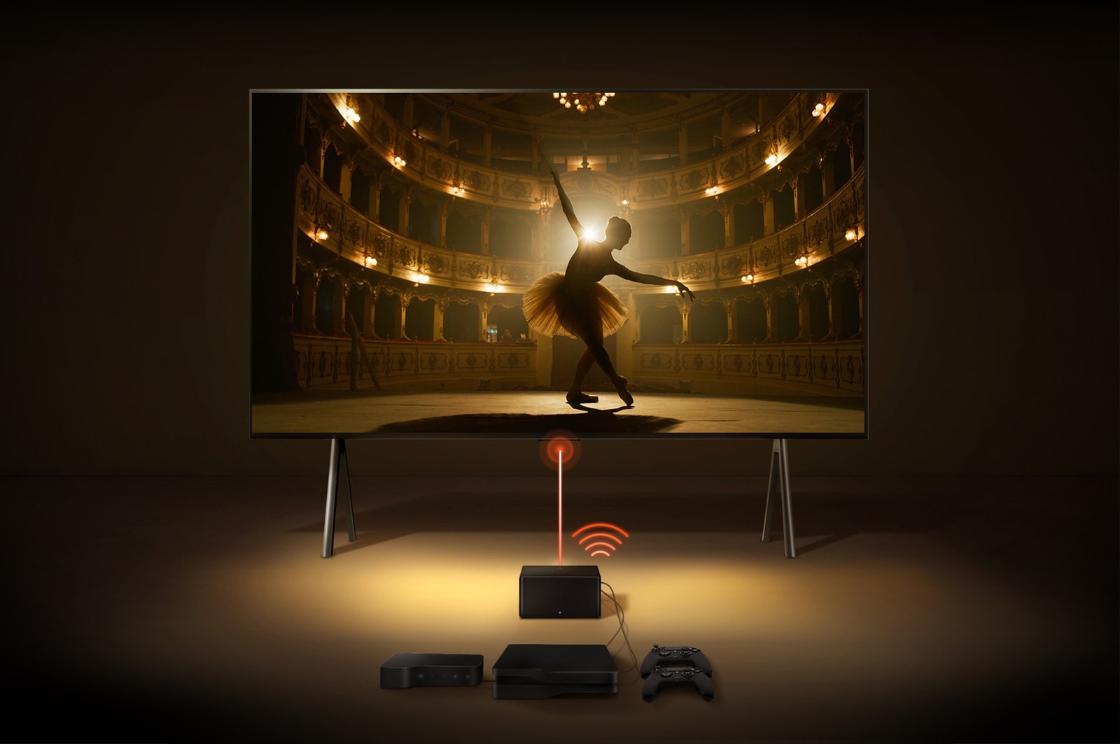 Un LG OLED evo M4 montado sobre la pared de una sala de estar y una laptop en una mesa en frente mostrando el mismo juego de autos de carrera. Un primer plano de una Zero Connect Box sobre una mesa pequeña, con una consola conectada debajo y una señal Wi-Fi roja y un haz de color rojo emitido hacia el televisor. Las palabras “SIN complicaciones” en la esquina inferior izquierda.
