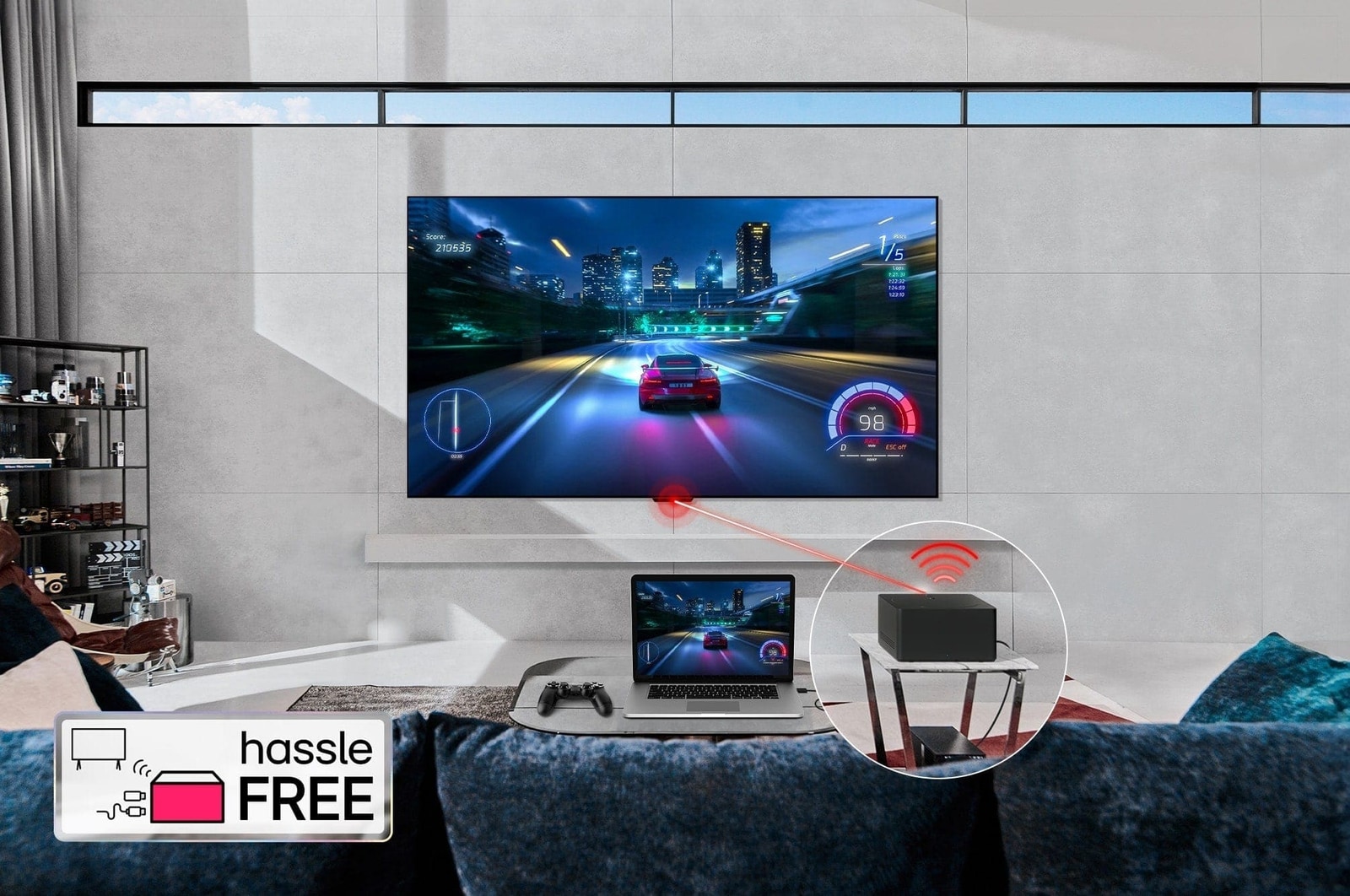 Un LG OLED evo M4 en una perspectiva inclinada montado sobre la pared de una sala de estar moderna e iluminada.  Una Zero Connect Box sobre una mesa en frente, y una señal Wi-Fi roja y un haz de color rojo emitido hacia el televisor. Las palabras “SIN desorden” en la esquina inferior derecha.