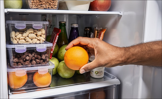Mateo sacando comida del refrigerador