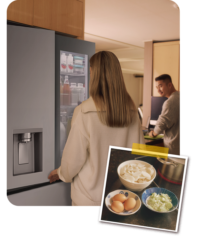 Pareja preparando una comida con ingredientes del refrigerador LG