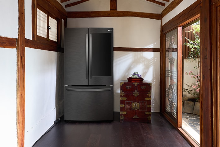 El refrigerador está ubicado en una cocina.