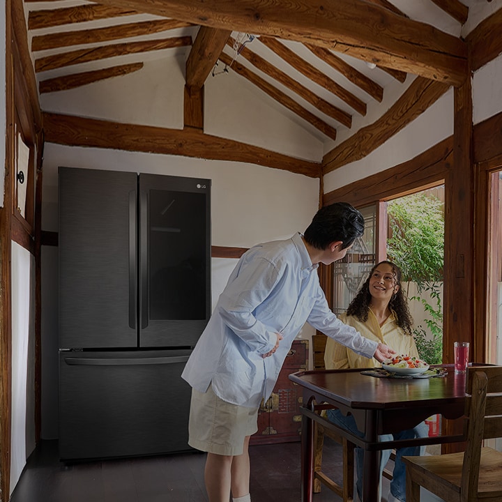 El video muestra a un huésped en una casa de huéspedes hanok viendo una película, escuchando música y disfrutando del desayuno con electrodomésticos LG.