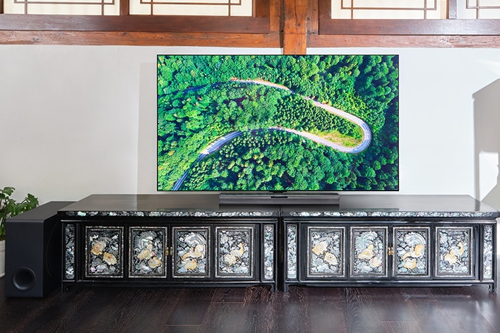 El televisor está ubicado en una sala de estar.