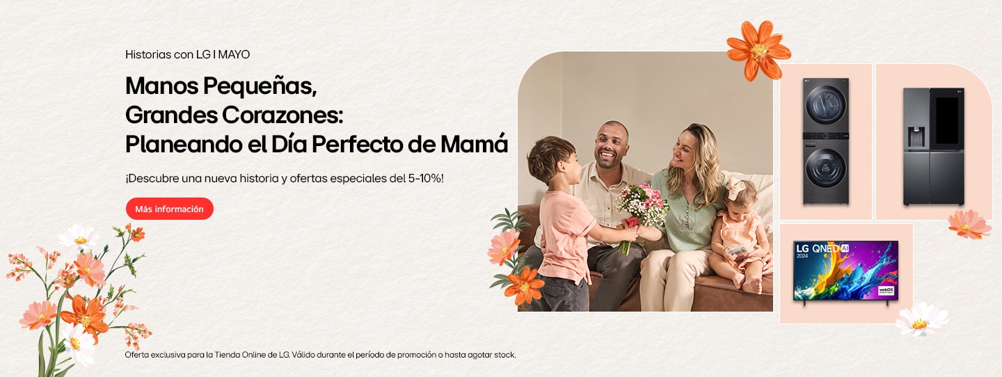 Los niños le entregan flores a su madre sonriente en el sofá.
