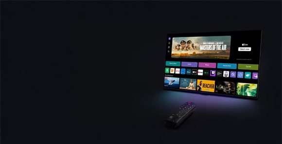 Un LG TV mostrando la pantalla de inicio de webOS se sitúa en un ángulo con un trasfondo. La pantalla de inicio muestra categorías de navegación y fotogramas de programas de televisión. El Magic Remote LG apunta al televisor.