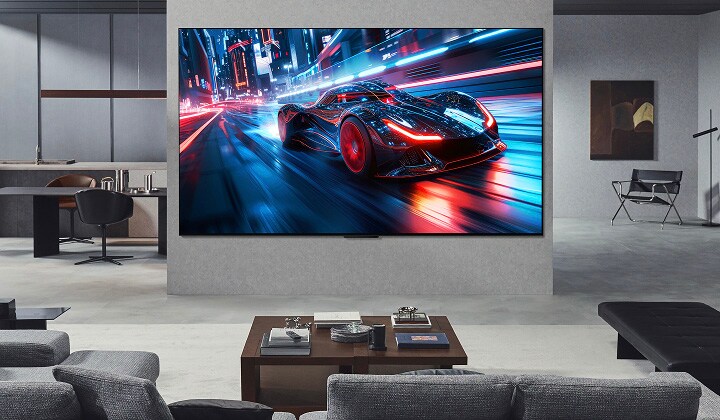 Sala de estar con una enorme televisión ultragrande LG montada en la pared. En la pantalla aparece un juego de carreras. Gracias al tamaño de la pantalla, el contenido resulta mucho más envolvente.