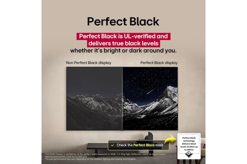 Sala de estar con una LG OLED TV montada en la pared. En la TV se muestra una cadena montañosa bajo un cielo nocturno oscuro lleno de estrellas. Esta escena está dividida a la mitad para mostrar cómo Negro Perfecto ofrece verdaderos niveles de negro, ya sea que haya luz u oscuridad a tu alrededor. Una mitad de la imagen muestra una versión más opaca y gris del paisaje, con la etiqueta: Pantalla sin Negro Perfecto. La otra mitad muestra una imagen más atractiva con un mayor rango dinámico de negros y blancos. Esta mitad dice: Pantalla negro perfecto. También puede verse el logotipo de certificación: La tecnología Negro Perfecto ofrece niveles de negro inferiores o iguales a 0,24 nit y hasta 500 lux. A su lado, hay un globo de texto que dice: Verifica la marca de certificación Negro Perfecto.