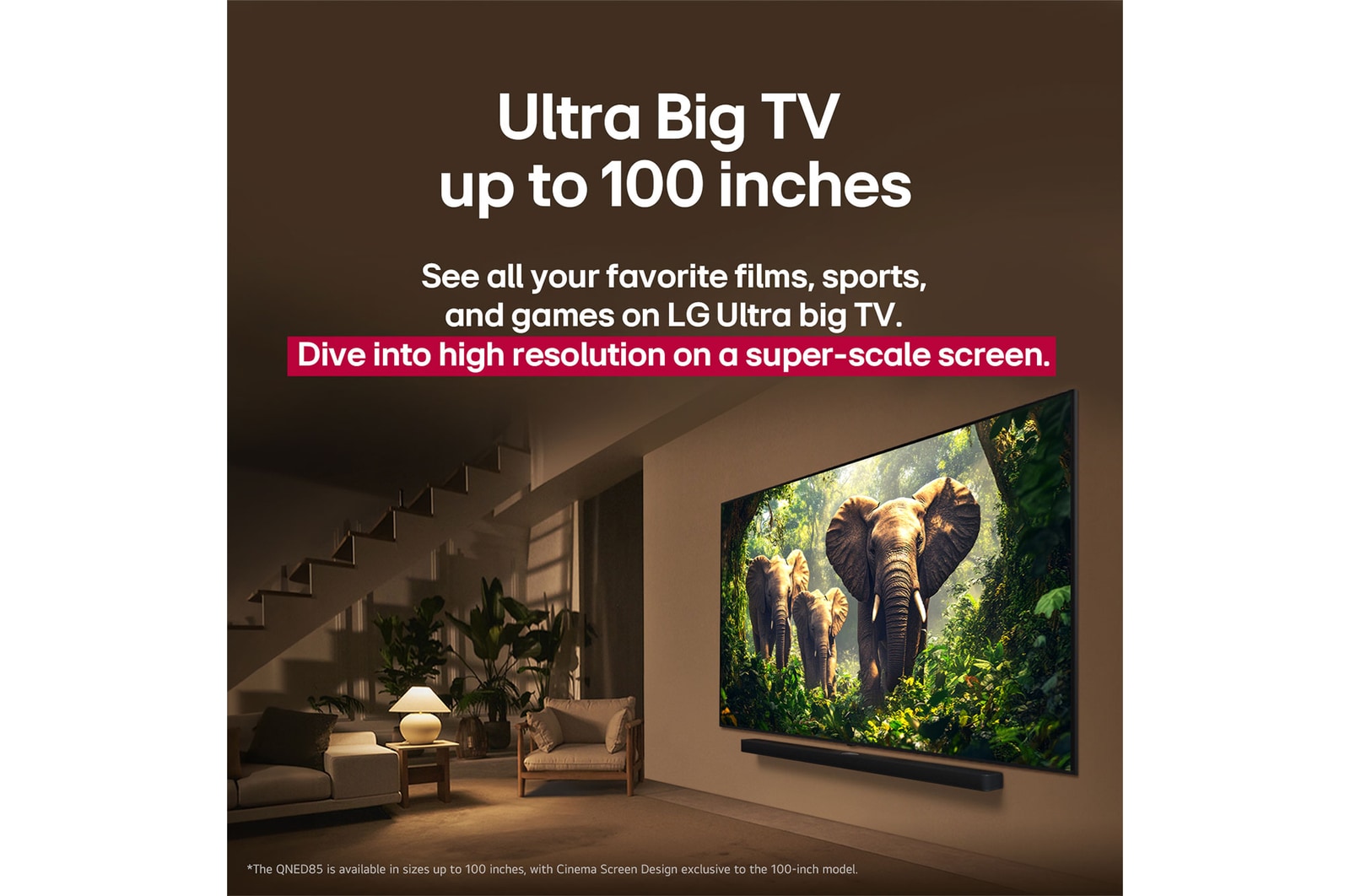 Una joven y un perro sentados frente a una LG QNED TV montada en una pared en la que se ven tres elefantes caminando hacia fuera por encima de la LG Soundbar. El título habla de cómo las escenas son más emocionantes en una pantalla gigante.