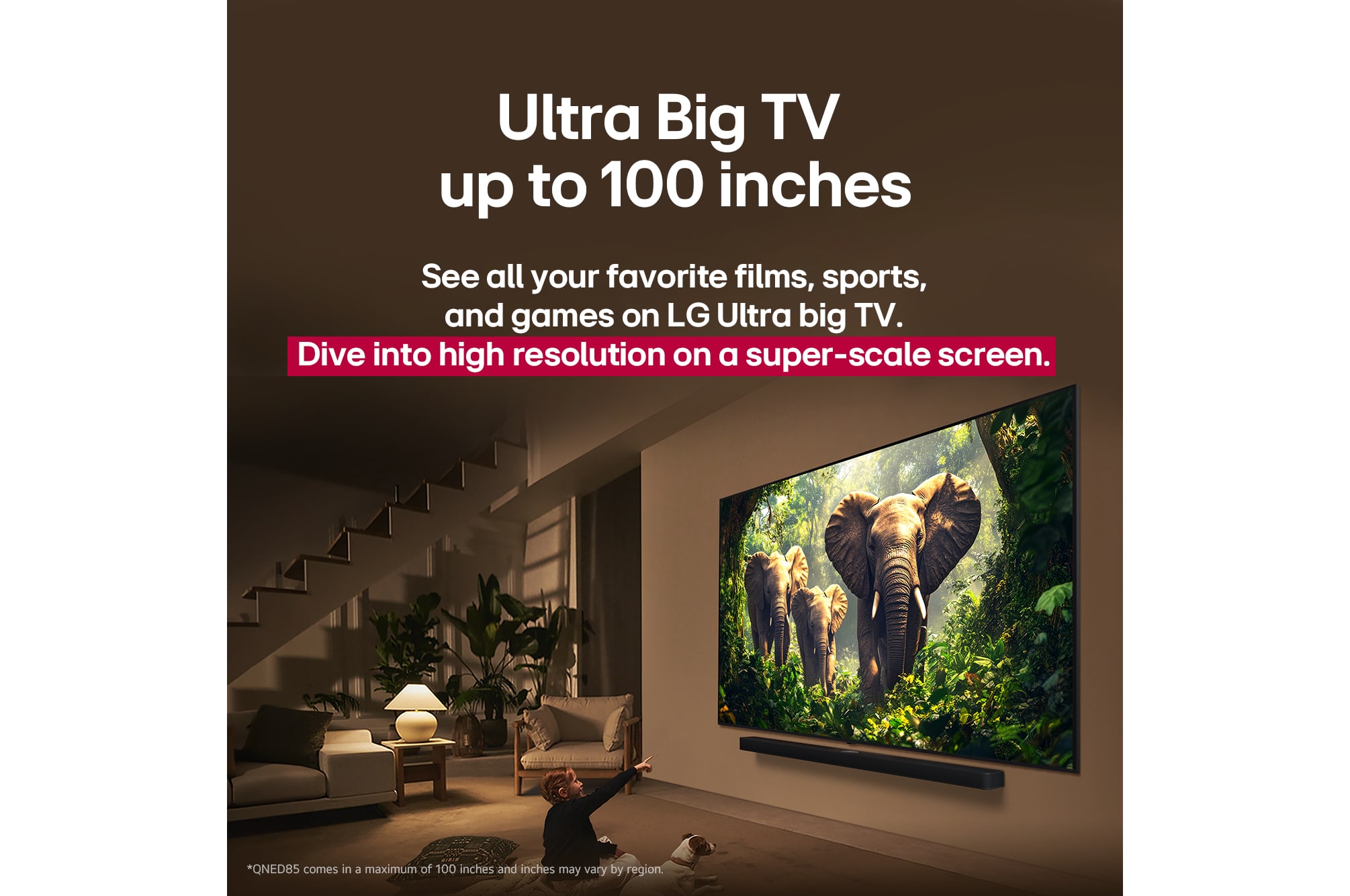 Una joven y un perro sentados frente a un LG QNED TV colocado en una pared en el que se ven tres elefantes caminando hacia fuera por encima de la LG Soundbar. El título habla de cómo las escenas son más emocionantes en una pantalla gigante.