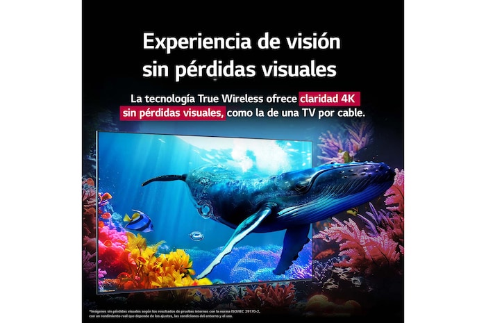 Una ballena nada hacia el espectador a través de una QNED9M ubicada entre corales en el océano. El texto habla de cómo el detalle es impresionante y demuestra una calidad 4K sin pérdidas visuales. 