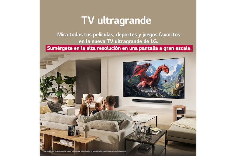 Una familia sentada en el sofá frente a una LG QNED TV montada en la pared encima de una LG Soundbar con una pequeña niña señalando la pantalla, que muestra dos delfines. El título habla de cómo las escenas son más emocionantes en una pantalla gigante.