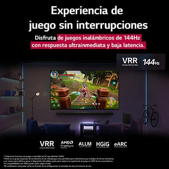 Una sala de estar con luz tenue y una pantalla de juego mostrada en la QNED9M. La Caja de conexión cero se encuentra dentro de una mesa ratona. El texto habla de juegos inalámbricos de 144Hz con respuesta ultrainmediata y baja latencia.