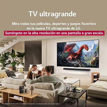 Una familia sentada en el sofá frente a una LG QNED TV montada en la pared encima de una LG Soundbar con una pequeña niña señalando la pantalla, que muestra dos delfines. El título habla de cómo las escenas son más emocionantes en una pantalla gigante.