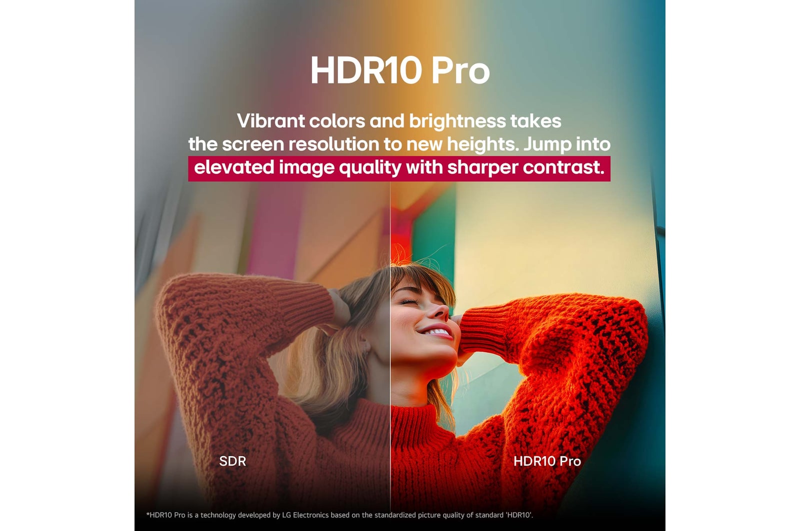 Una foto de una chica con un suéter rojo dividida por la mitad para mostrar el lado izquierdo en SDR y el lado derecho en HDR10 Pro. La parte derecha de la imagen es más nítida y tiene mayor contraste que la izquierda. El título hace referencia a cómo HDR10 Pro ofrece una calidad de imagen superior y un contraste más nítido. 