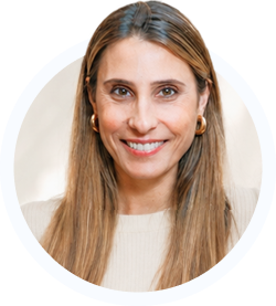 Retrato de la creadora Roberta sonriendo, rodeado de íconos de verificación