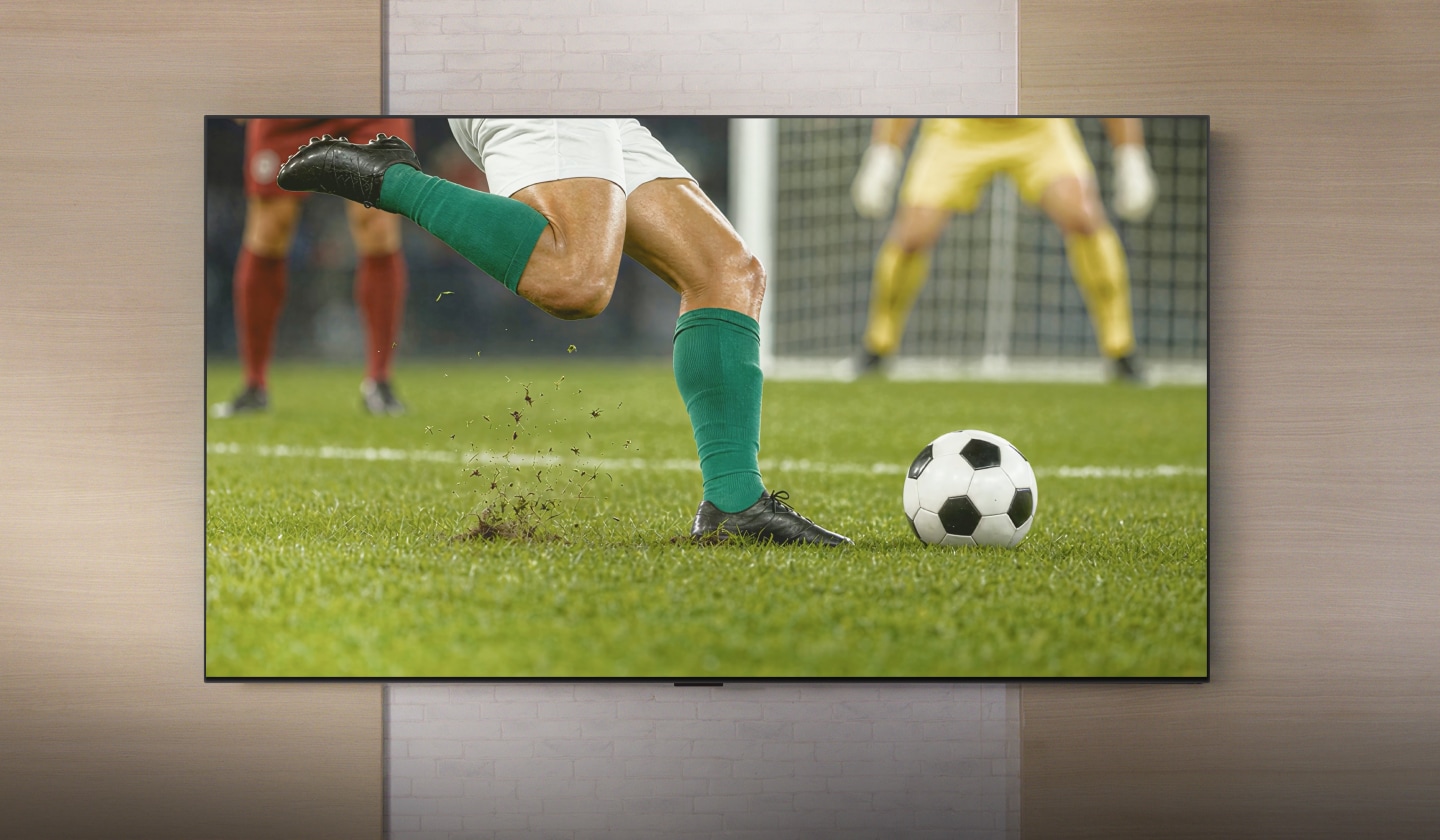 Primer plano de un futbolista en acción en una gran TV LG de pared.