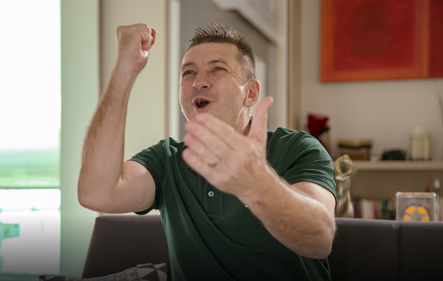 Marcos celebra con entusiasmo mientras disfruta de un partido de fútbol.