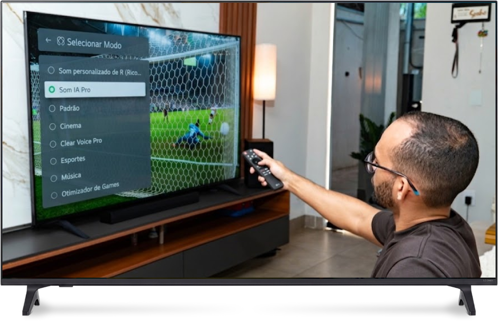 Rapael usando el control remoto para seleccionar el modo Som IA Pro en el menú de configuración de sonido