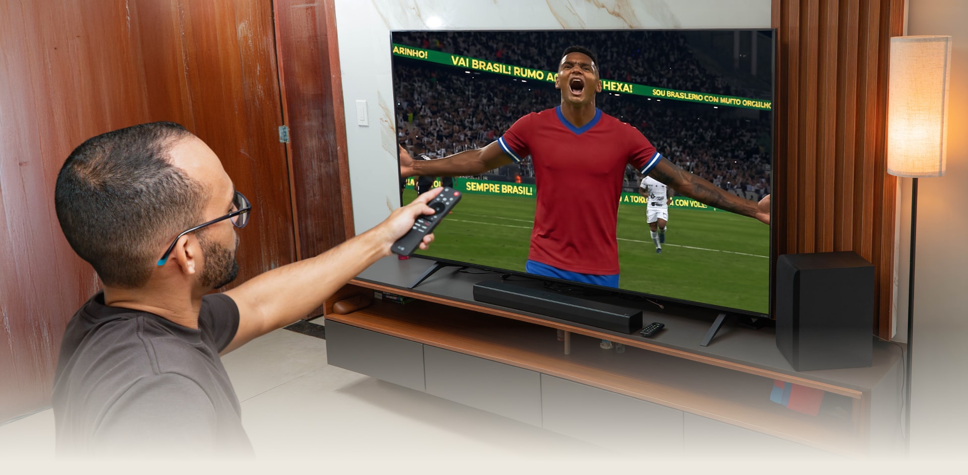 Rapael viendo un partido de fútbol vibrante en una LG QNED TV