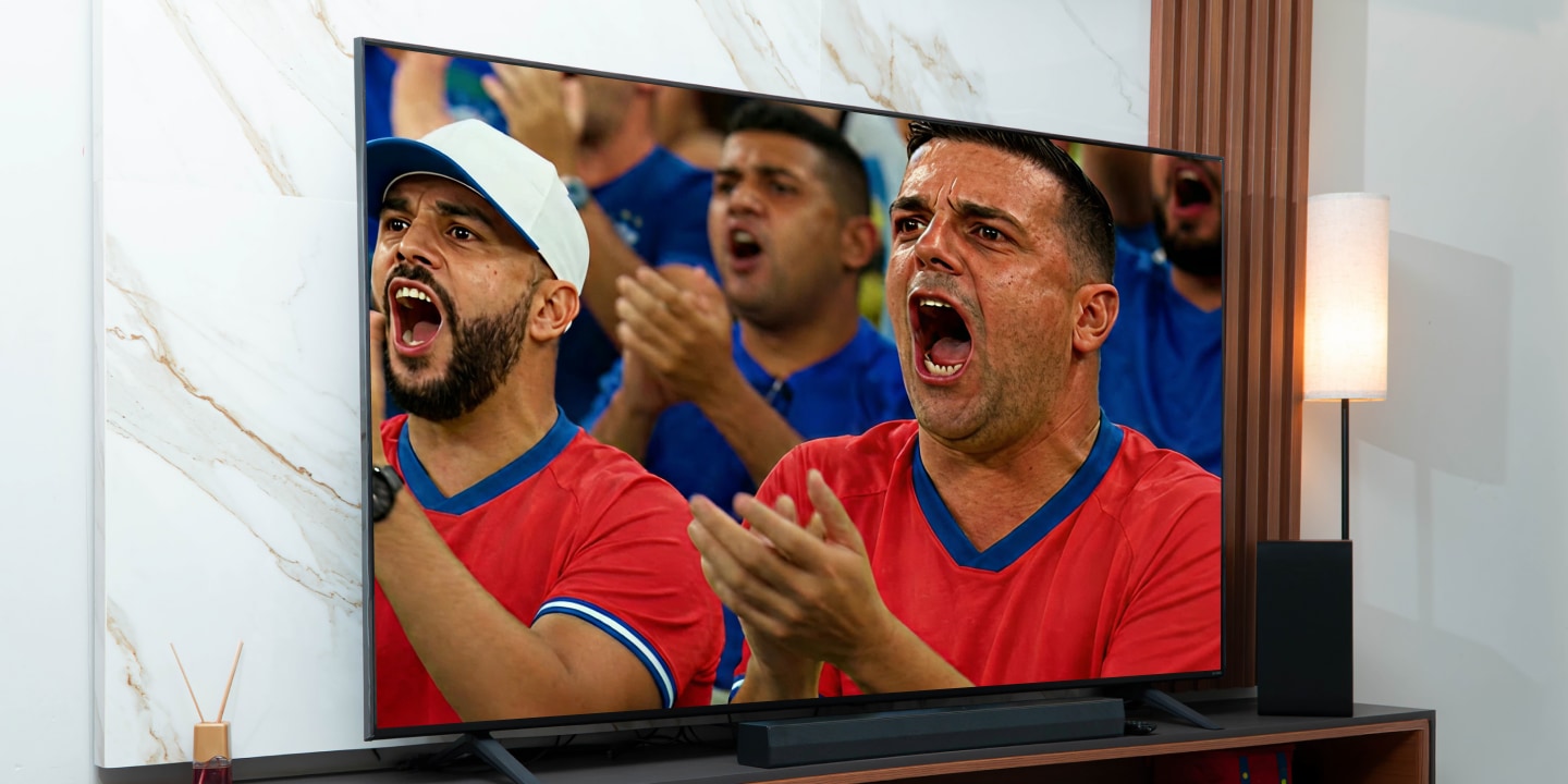 Multitudes nítidas de fútbol dentro de la pantalla de una LG QNED TV