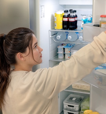 Una mamá prepara zanahorias, brócoli, papas y otras verduras para las comidas de su bebé.