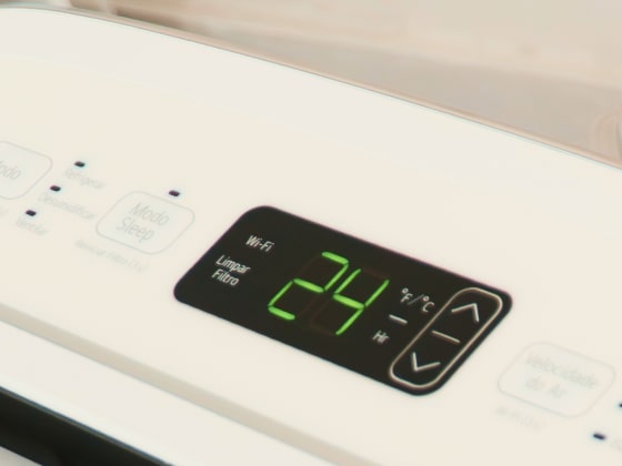 El panel de control de un aire acondicionado portátil LG ThinQ muestra 24 °C.