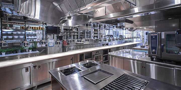 Para garantizar un buen confort y calidad de aire en cocinas y restaurantes con sistemas de aire acondicionado comercial, es esencial considerar los siguientes factores:
