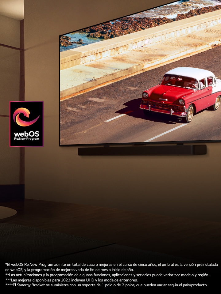 LG QNED TV y LG Soundbar montados en la pared de una habitación suavemente iluminada. En el televisor, se muestra un vehículo rojo en el camino. El logotipo “programa webOS Re:New” está en la imagen. Aviso legal: *El webOS Re:New Program admite un total de cuatro mejoras en el curso de cinco años, el umbral es la versión preinstalada de webOS, y la programación de mejoras varía de fin de mes a inicio de año”. “Las actualizaciones y la programación de algunas funciones, aplicaciones y servicios puede variar por modelo y región”. “El Synergy Bracket se suministra con un soporte de 1 polo o de 2 polos, que pueden variar según el país/producto”.