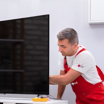 Vista frontal de Servicio de instalación a base de televisores desde 65" fab31843211