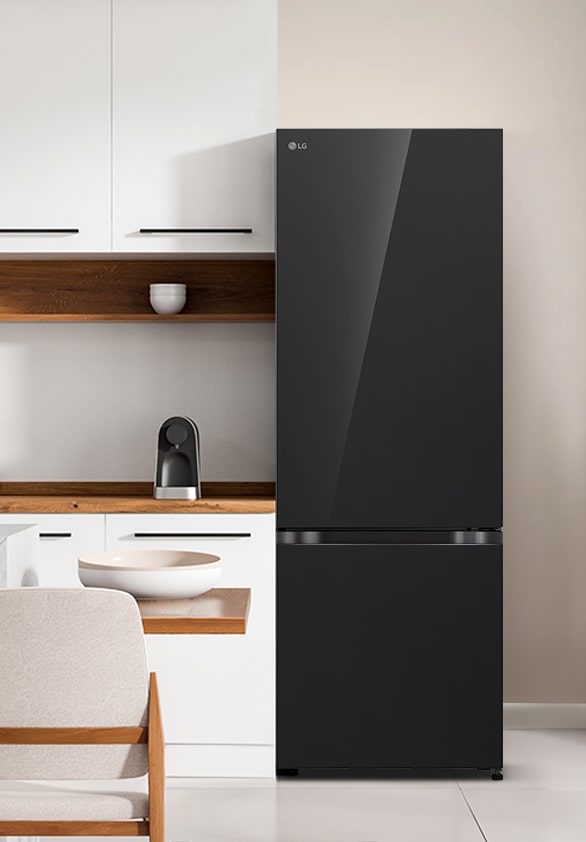 La vista frontal de refrigerador LG con congelador inferior con instaview en una sala de cocina moderna blanca.