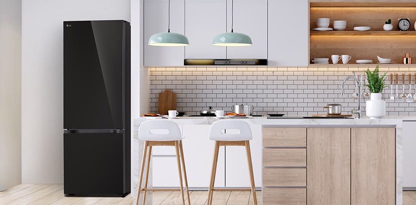 La vista general del refrigerador LG bottom freezer con instaview en una cocina.