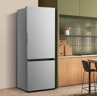Un moderno refirgerador LG negro con congelador inferior y dispensador de agua encaja a la perfección junto a una encimera de cocina de madera.