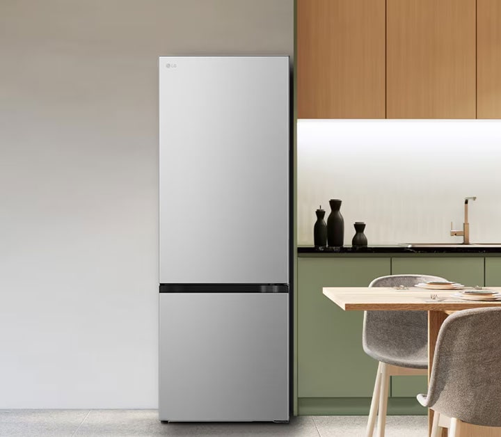 refirgerador LG bottom freezer con instaview en una cocina moderna..