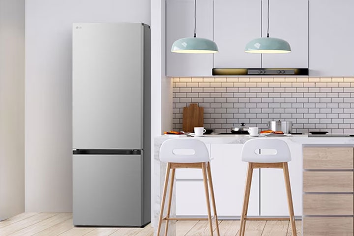 La vista general del refrigerador LG bottom freezer con instaview en una cocina.