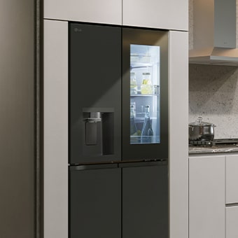 Interior de cocina moderna con Refrigerador Instaview.