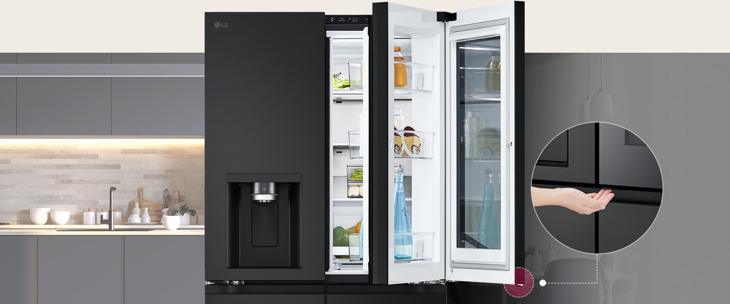 Vista frontal de un refrigerador Black Glass InstaView. La puerta del refrigerador está abierta. Hay una pequeña pantalla que explica dónde se encuentra un botón de apertura oculto para abrir la puerta.