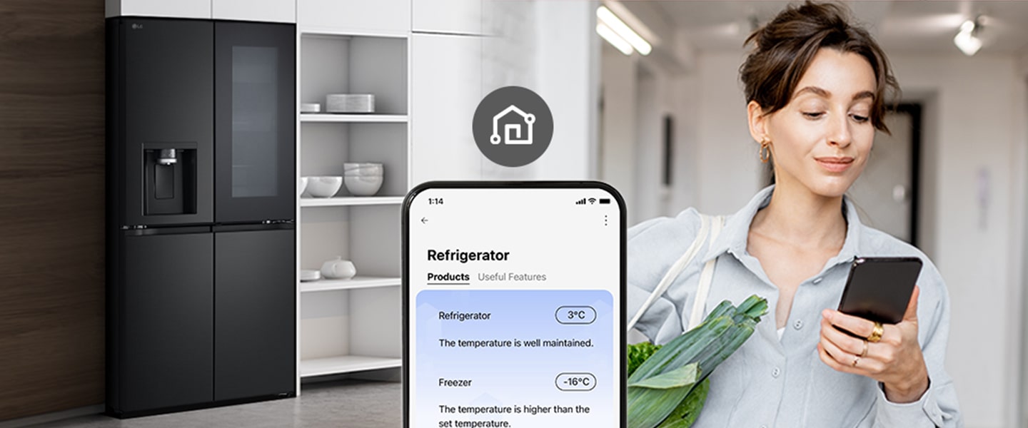 La imagen de la derecha muestra a una mujer con una cesta de la compra mirando su teléfono móvil. La imagen de la izquierda muestra la vista frontal del refrigerador. En el centro de las imágenes hay un icono que muestra la conectividad entre el teléfono y el refrigerador.